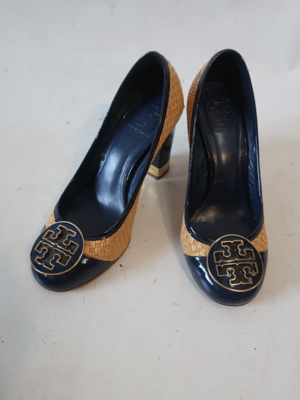 Womens Tory Burch Navy Blue Patent Leather, Raffia Pump W/Gold Logo Medallion 6